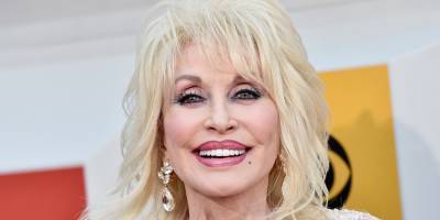 Dolly Parton - Dolly Parton Gets the Coronavirus Vaccine She Helped to Fund - justjared.com - city Nashville