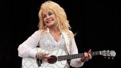Dolly Parton receives coronavirus vaccine she helped fund - foxnews.com