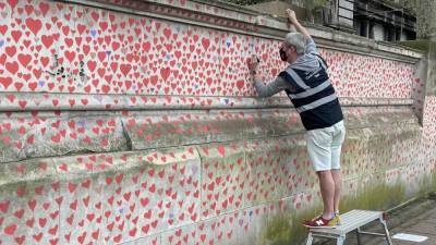 London memorial wall remembers Covid-19 victims - rte.ie - Britain