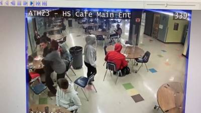 ‘Training pays off’: Security guard saves choking student with Heimlich maneuver - fox29.com - state Florida - Greece