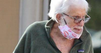 Dick Van-Dyke - Dick Van Dyke, 95, hands out cash to jobseekers struggling in Covid pandemic - mirror.co.uk - city Malibu