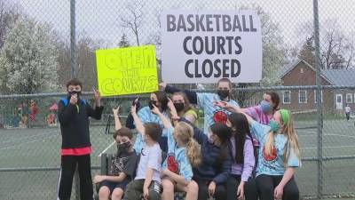 Parents, kids in Narberth voice frustration over closed outdoor basketball courts - fox29.com