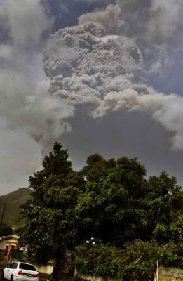 St. Vincent awaits new volcanic explosions as help arrives - clickorlando.com - county San Juan - Guyana