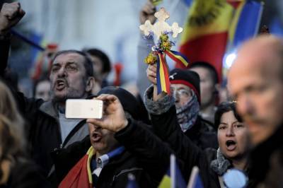 Marchers protest Romania's virus restrictions as cases soar - clickorlando.com - Eu - Romania - city Bucharest