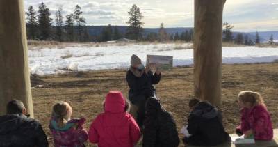 Log boom: B.C. school board builds 20 outdoor classrooms amid COVID-19 pandemic - globalnews.ca - Canada