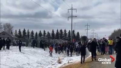 Large crowd of GraceLife Church supporters try to take down temporary RCMP fencing - globalnews.ca