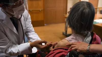 Yoshihide Suga - Japan begins COVID-19 shots for over 65s as fourth infection wave looms - livemint.com - Japan - India - city Tokyo