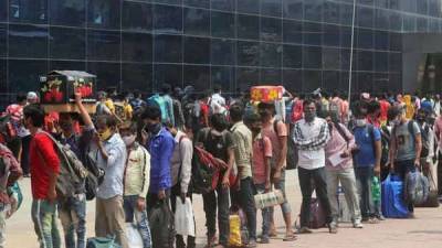 COVID: Migrants arrive in huge numbers at Mumbai station amid lockdown fear, Railways calls it summer rush - livemint.com - India - city Mumbai