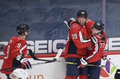 Alex Ovechkin - Tom Wilson - Mantha shines in debut, Ovechkin scores as Caps rout Flyers - clickorlando.com - Washington - city Boston - city Washington - city Detroit