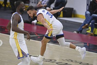 Steve Kerr - Curry scores 33, Warriors roll to 119-101 win over Cavaliers - clickorlando.com - state Ohio - county Cleveland - county Cavalier - city Akron, state Ohio