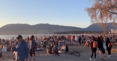 Large party on Vancouver’s Kits Beach raises eyebrows amid COVID-19 restrictions - globalnews.ca