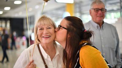 Jacinda Ardern - Hugs and tears as Australia, New Zealand flight routes reopen - rte.ie - Australia - New Zealand