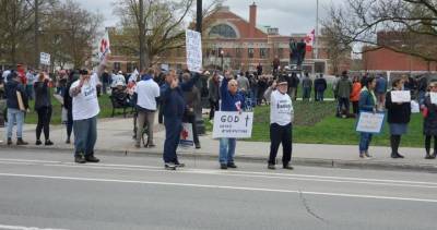 Peterborough police issue 6 tickets at anti-shutdown protest; Cobourg police charge 4 people - globalnews.ca