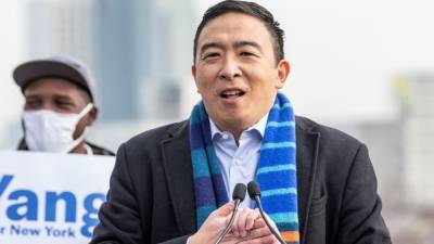 Andrew Yang - Andrew Yang hospitalized with an apparent kidney stone - fox29.com - New York - county York