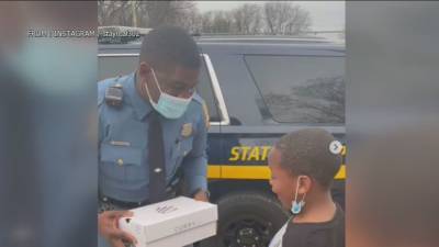 Steph Curry - Delaware State trooper surprises boy with basketball sneakers after striking up friendship on court - fox29.com - state Delaware - county Wells - city Fargo, county Wells