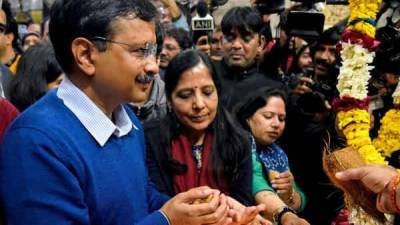 Delhi CM Kejriwal quarantines himself after wife tests positive for Covid-19 - livemint.com - India - city Delhi