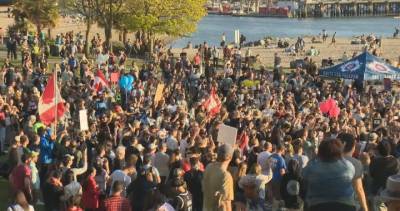 Large crowd gathers at Vancouver’s Sunset Beach on 4-20 despite COVID-19 restrictions - globalnews.ca