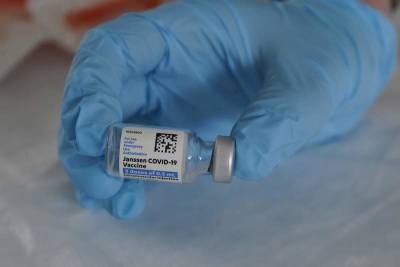 US health panel reviews J&J vaccine pause over rare clots - clickorlando.com - Usa