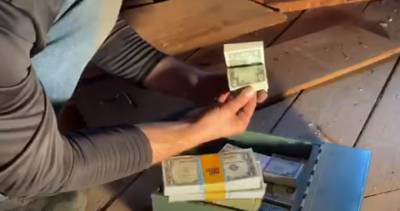 Treasure hunter finds legendary cash hidden under old home’s floorboards - globalnews.ca