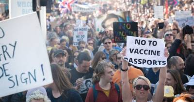 Oxford Street shoppers wearing face masks heckled as thousands march against coronavirus rules - mirror.co.uk - county Oxford