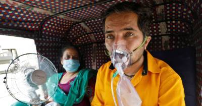 Families beg and barter for air as India's coronavirus crisis sparks a hunt for oxygen - mirror.co.uk - city New Delhi - India