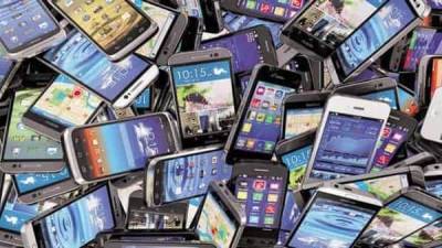 India smartphone sales set record, but COVID-19 surge to hit demand: Report - livemint.com - India