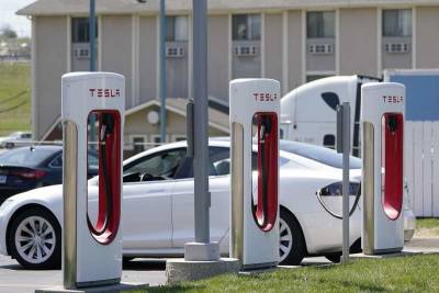Tesla posts $438M 1Q profit on strong electric vehicle sales - clickorlando.com - state California - city Detroit - county Palo Alto