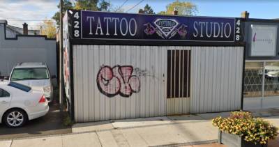 Hamilton tattoo shop still operating despite multiple charges under COVID-19 emergency orders - globalnews.ca
