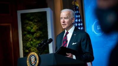 Joe Biden - Biden to sign executive order raising federal contract workers' minimum wage to $15 an hour - fox29.com - Washington