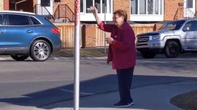 Elderly woman spreads love during pandemic by waving every day to strangers on street corner - fox29.com