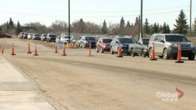 COVID-19 vaccine drive-thru line in Regina reopens after closing due to long wait - globalnews.ca
