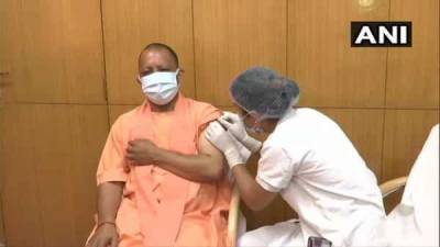 UP CM Yogi Adityanath gets the first dose of Covid-19 vaccine - livemint.com - India