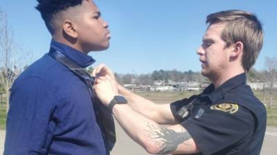 ‘This is the way it should be’: Tennessee police officer helps teens with their ties for senior photos - fox29.com - state Tennessee - county Park - county Liberty