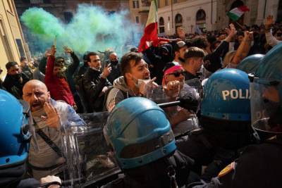 Restaurant owners clash with police in Rome lockdown protest - clickorlando.com - Italy - city Rome