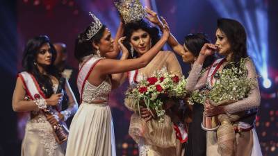 Mrs. Sri Lanka pageant winner suffers head injuries after previous winner snatches crown from head - fox29.com - Sri Lanka