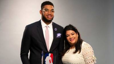 Karl-Anthony Towns Gets COVID Vaccine Ahead of 1-Year Anniversary of Mom's Death - etonline.com - city Karl-Anthony