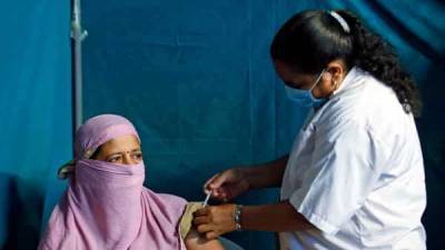 Start covid-19 vaccination in public private workplaces, centre tells states - livemint.com - India