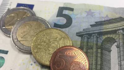 Those on minimum wage hit hard with pandemic job losses - rte.ie - Ireland