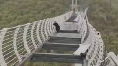 Wind shatters glass bridge in China, leaving tourist stranded over drop - globalnews.ca - China
