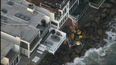 Nine injured after Malibu balcony collapses onto rocky beach - globalnews.ca - state California - city Malibu, state California