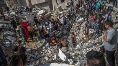 Israeli airstrikes kill 33, flatten buildings in Gaza City - fox29.com - Israel - city Gaza