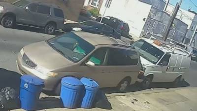 Caught on camera: Driver pushes vehicle out of parking space - fox29.com - city Philadelphia - Jordan