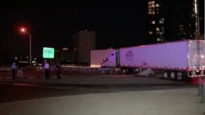 Tractor trailer crashes at 30th street; blocks traffic - fox29.com