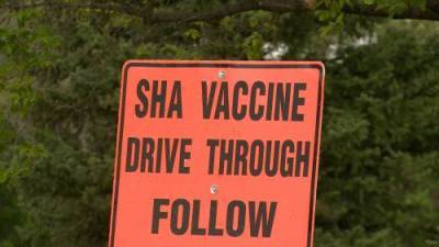 Drive-thru vaccine clinics in Saskatoon, Regina see long lines, have to turn some away - globalnews.ca