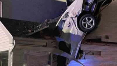 Car crashes through bedroom, narrowly missing sleeping homeowners - fox29.com - state Missouri
