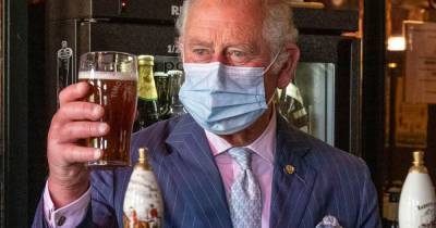 Charles Princecharles - Fears over Prince Charles' 'swollen fingers' in pub photo sees NHS issue health advice - dailystar.co.uk