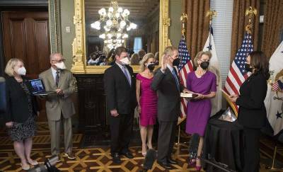 Donald Trump - Barack Obama - Jim Bridenstine - Kamala Harris - Bill Nelson - Bill Nelson sworn in as NASA Administrator - clickorlando.com - state Florida - city Orlando
