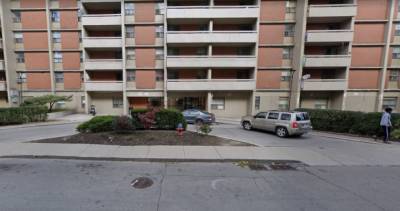 1 dead, 55 COVID-19 cases tied to outbreak at central Hamilton apartment complex - globalnews.ca