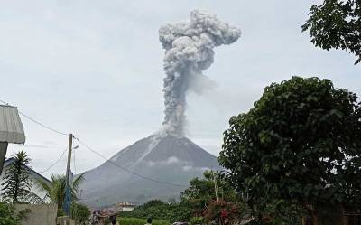 Indonesia's Sinabung spews column of volcanic ash into sky - clickorlando.com - Indonesia
