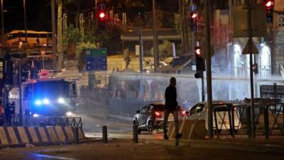 200 Palestinians hurt in clash with Israeli police at mosque, medics say - fox29.com - Israel - Palestine - city Jerusalem - city East Jerusalem